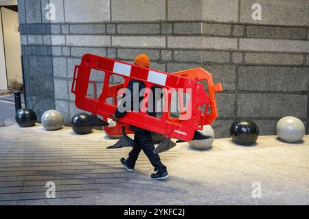 Ein Arbeiter trägt am 10. November 2024 in London, England, die Charing Cross Station im West End. Stockfoto