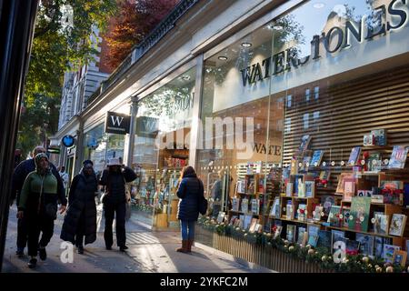 Eine Außenseite der Kensington High Street Zweigstelle des Buchhändlers Waterstones am 11. November 2024 in London, England. Stockfoto