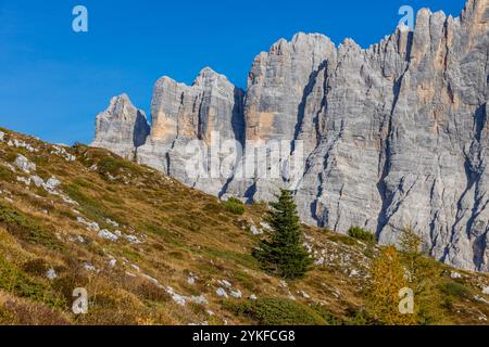 Monte Civetta in den Dolomiten ist ein prominenter Berg, der für seine vertikalen Felswände und seine alpine Schönheit bekannt ist. Malerische Landschaft der Dolomiten Stockfoto
