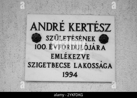 Gedenktafel an den ungarischen Fotografen André Kertész an der Wand der Fotogalerie und des Gedenkhauses von André Kertész, Szigetbecse, Ungarn Stockfoto