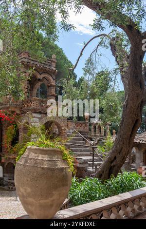 Eine von Lady Florence Trevelyans viktorianischen Torheiten in der Villa Comunale von Taormina, Taormina, Sizilien, Italien Stockfoto