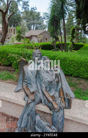 Bronzeskulptur „Engel unserer Zeit“ in der Villa Comunale di Taormina, Taormina, Sizilien, Italien Stockfoto