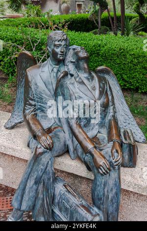 Bronzeskulptur „Engel unserer Zeit“ in der Villa Comunale di Taormina, Taormina, Sizilien, Italien Stockfoto