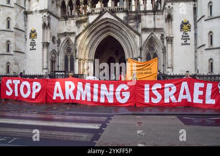 London, Großbritannien. November 2024. Palästinensische Unterstützer versammeln sich vor den Königlichen Gerichten während einer gerichtlichen Auseinandersetzung von Al-Haq und dem Global Legal Action Network gegen die Genehmigung von Waffenlieferungen an Israel durch das Vereinigte Königreich. Quelle: Vuk Valcic/Alamy Live News Stockfoto