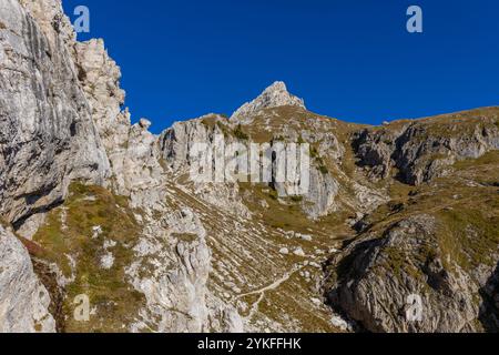 Monte Civetta in den Dolomiten ist ein prominenter Berg, der für seine vertikalen Felswände und seine alpine Schönheit bekannt ist. Malerische Landschaft der Dolomiten Stockfoto