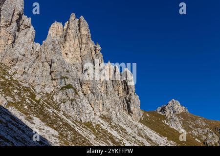 Monte Civetta in den Dolomiten ist ein prominenter Berg, der für seine vertikalen Felswände und seine alpine Schönheit bekannt ist. Malerische Landschaft der Dolomiten Stockfoto