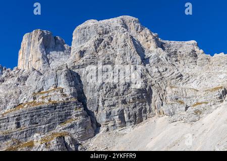 Monte Civetta in den Dolomiten ist ein prominenter Berg, der für seine vertikalen Felswände und seine alpine Schönheit bekannt ist. Malerische Landschaft der Dolomiten Stockfoto