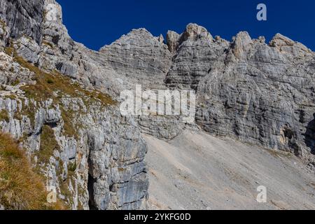 Monte Civetta in den Dolomiten ist ein prominenter Berg, der für seine vertikalen Felswände und seine alpine Schönheit bekannt ist. Malerische Landschaft der Dolomiten Stockfoto