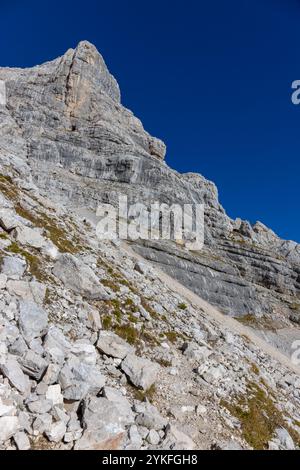 Monte Civetta in den Dolomiten ist ein prominenter Berg, der für seine vertikalen Felswände und seine alpine Schönheit bekannt ist. Malerische Landschaft der Dolomiten Stockfoto