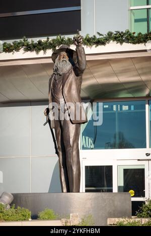 Eine Statue des Dichters Walt Whitman IB aus dem 19. Jahrhundert vor dem Eingang des nach ihm benannten Einkaufszentrums. In South Huntington, Long Island, NY. Stockfoto