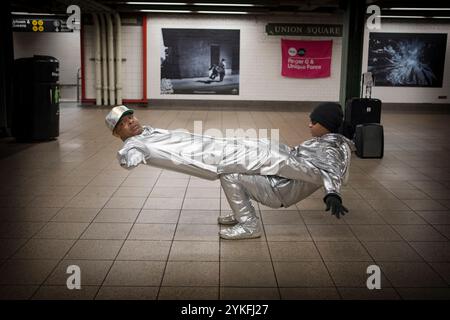 60 Jahre alten Breakdance legende Roger G & seine Partner einzigartige Kraft am Union Square U-Bahn Station in Manhattan, New York City. Stockfoto