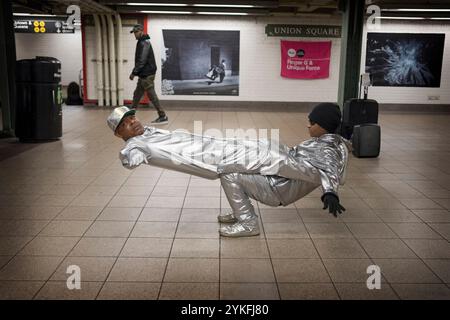 60 Jahre alten Breakdance legende Roger G & seine Partner einzigartige Kraft am Union Square U-Bahn Station in Manhattan, New York City. Stockfoto