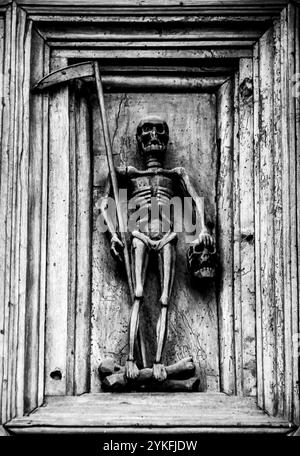 Holzstich, der den Tod auf dem Kirchenportal in Sansepolcro, Arezzo, Toskana, Italien darstellt Stockfoto