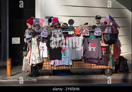 Die Rückseite eines Souvenirständers, der wahrscheinlich von einem Immigranten bemannt wird. Am Broadway im Times Square von Manhattan, NYC Stockfoto