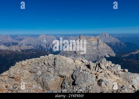 Monte Civetta in den Dolomiten ist ein prominenter Berg, der für seine vertikalen Felswände und seine alpine Schönheit bekannt ist. Malerische Landschaft der Dolomiten Stockfoto