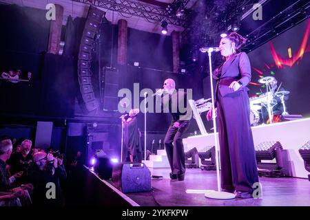 Oslo, Norwegen. November 2024. Die englische Synth-Pop-Band The Human League gibt ein Live-Konzert im Rockefeller in Oslo. Hier ist Sänger und Songwriter Philip Oakey live auf der Bühne zu sehen, mit Joanne Catherall (R) und Susan Ann Sulley (L). Stockfoto