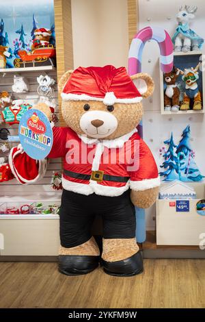 Ein riesiger Weihnachtsmann in der Werkstatt Build-A-Bear in der Walt Whitman Mall in Huntington Station, Long Island, New York. Stockfoto