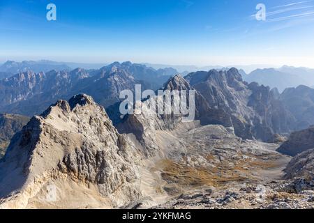Monte Civetta in den Dolomiten ist ein prominenter Berg, der für seine vertikalen Felswände und seine alpine Schönheit bekannt ist. Malerische Landschaft der Dolomiten Stockfoto