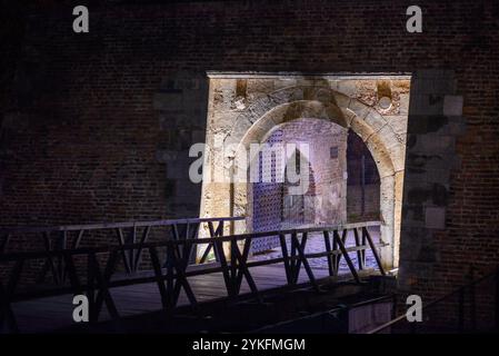 Überreste der historischen Belgrader Festung im Kalemegdan-Park bei Nacht in Belgrad, der Hauptstadt Serbiens Stockfoto