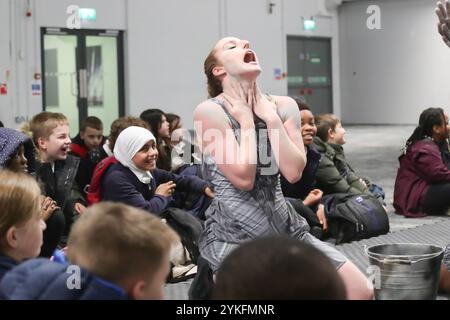 Coventry, Großbritannien. November 2024. Während die G20 in Brasilien auf den Weg gebracht wird, wird eines ihrer Themen – nachhaltige Entwicklung und Energiewende – durch ein physisches Spektakel in der Coventry Building Society Arena, Coventry, Großbritannien, für Schüler nach Hause gebracht. Diese Erstaufführung von „Accelerate“ von der hochgesteckten Leistungsgruppe ist Teil des Youth Energy Summit, der darauf abzielt, die Beteiligung der Bevölkerung und den Wissensaustausch im Energiesektor zu erhöhen. Quelle: Peter Lopeman/Alamy Live News Stockfoto