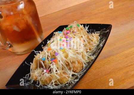 knusprig gebratene Bananen mit geriebenem Käse Stockfoto