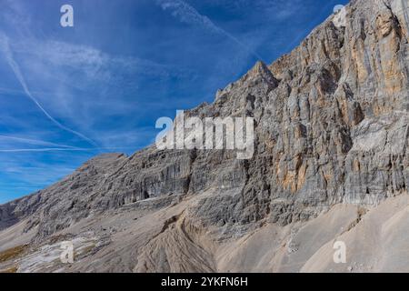 Monte Civetta in den Dolomiten ist ein prominenter Berg, der für seine vertikalen Felswände und seine alpine Schönheit bekannt ist. Malerische Landschaft der Dolomiten Stockfoto