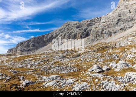 Monte Civetta in den Dolomiten ist ein prominenter Berg, der für seine vertikalen Felswände und seine alpine Schönheit bekannt ist. Malerische Landschaft der Dolomiten Stockfoto
