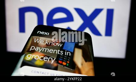 Deutschland. August 2024. In dieser Abbildung ist ein Smartphone mit der Website des italienischen Zahlungssystemunternehmens Nexi S.p.A. vor dem Firmenlogo zu sehen. Quelle: SOPA Images Limited/Alamy Live News Stockfoto