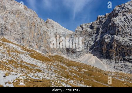 Monte Civetta in den Dolomiten ist ein prominenter Berg, der für seine vertikalen Felswände und seine alpine Schönheit bekannt ist. Malerische Landschaft der Dolomiten Stockfoto