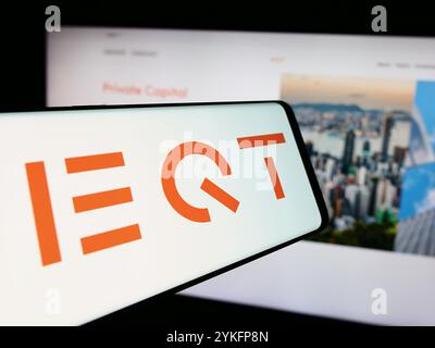 Deutschland. August 2024. In dieser Abbildung ist ein Smartphone mit dem Logo der schwedischen Investmentmanagementgesellschaft EQT ab vor der Business-Website zu sehen. Quelle: SOPA Images Limited/Alamy Live News Stockfoto