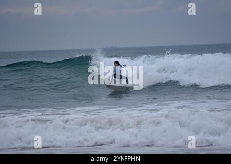 Laredo, Spanien, 18. November 2024: Surfer in weiß auf der Welle am 18. November 2024 am Strand La Salve in Laredo, Kantabrien, Spanien. Quelle: Javier Linares Misioner / Alamy Live News. Stockfoto