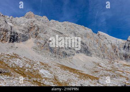 Monte Civetta in den Dolomiten ist ein prominenter Berg, der für seine vertikalen Felswände und seine alpine Schönheit bekannt ist. Malerische Landschaft der Dolomiten Stockfoto