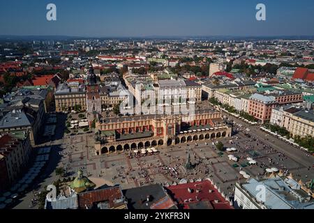 Blick aus der Vogelperspektive auf den Krakauer Hauptmarkt mit der historischen Tuchhalle (Sukiennice), die an sonnigen Tagen farbenfrohe Gebäude umgibt. Stadtbild von Krakau in Pol Stockfoto