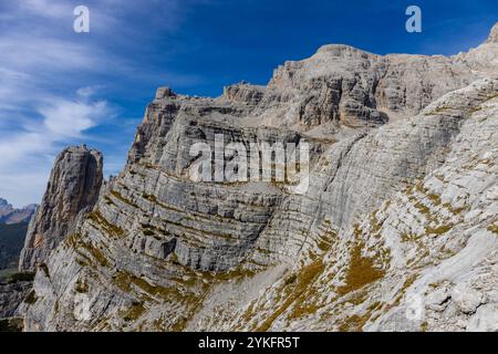 Monte Civetta in den Dolomiten ist ein prominenter Berg, der für seine vertikalen Felswände und seine alpine Schönheit bekannt ist. Malerische Landschaft der Dolomiten Stockfoto