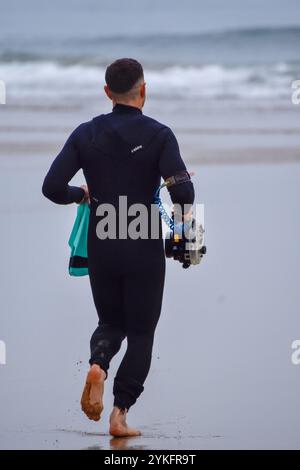 Laredo, Spanien, 18. November 2024: Der Fotograf am 18. November 2024 am Strand La Salve in Laredo, Kantabrien, Spanien. Quelle: Javier Linares Misioner / Alamy Live News. Stockfoto