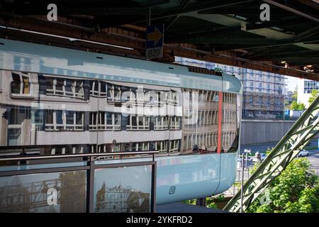 WUPPERTAL, DEUTSCHLAND 2024: Die Wuppertaler schwebebahn, die legendäre schwebebahn der Stadt mit einem Stau von Autos darunter. Stockfoto