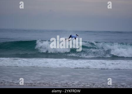 Laredo, Spanien, 18. November 2024: Surfer in weiß, der am 18. November 2024 am Strand La Salve in Laredo, Kantabrien, Spanien, eine Welle fängt. Quelle: Javier Linares Misioner / Alamy Live News. Stockfoto