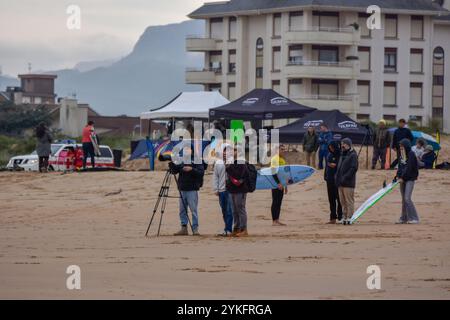 Laredo, Spanien, 18. November 2024: Fotografen arbeiten und die Öffentlichkeit genießen die Surfer am 18. November 2024 am Strand La Salve in Laredo, Kantabrien, Spanien. Quelle: Javier Linares Misioner / Alamy Live News. Stockfoto