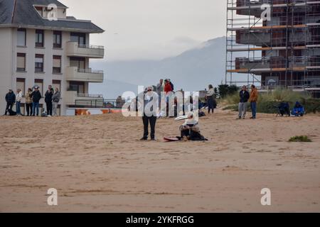 Laredo, Spanien, 18. November 2024: Öffentliche Surfer am 18. November 2024 am Strand La Salve in Laredo, Kantabrien, Spanien. Quelle: Javier Linares Misioner / Alamy Live News. Stockfoto