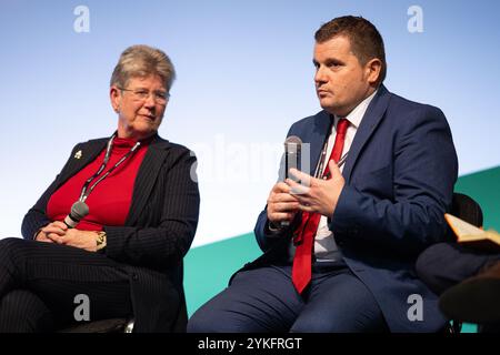 Llandudno, Wales, Vereinigtes Königreich. November 2024. Cllr Andrew Morgan OBE, Vorsitzender des Rats von Rhondda Cynon Taff und Vorsitzender der WLGA, spricht auf einer Podiumsdiskussion der Welsh Labour Conference, Jane Hutt MS, Kabinettssekretärin für soziale Gerechtigkeit sitzt neben ihm. Sean Pursey/Alamy Live News Stockfoto