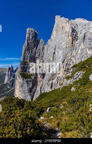 Monte Civetta in den Dolomiten ist ein prominenter Berg, der für seine vertikalen Felswände und seine alpine Schönheit bekannt ist. Malerische Landschaft der Dolomiten Stockfoto
