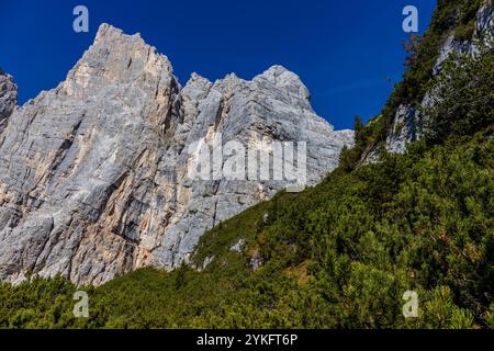 Monte Civetta in den Dolomiten ist ein prominenter Berg, der für seine vertikalen Felswände und seine alpine Schönheit bekannt ist. Malerische Landschaft der Dolomiten Stockfoto