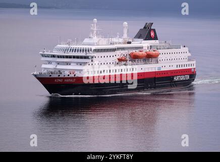 Hurtigruten Schiff Kong Harald im Hafen von Bodo in Norwegen Hurtigruten *** Hurtigruten Schiff Kong Harald im Hafen von Bodo in Norwegen Hurtigruten Stockfoto