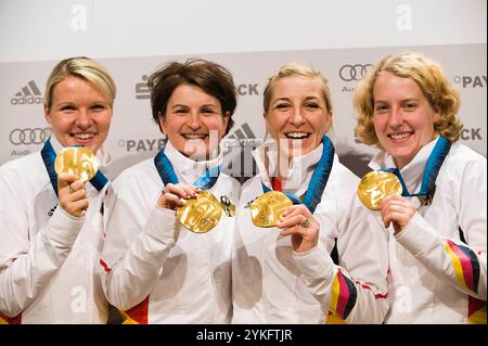 ARCHIVFOTO: Daniela ANSCHUETZ THOMS wird am 20. November 2024 50 Jahre alt, Team GER mit (von links) Stephanie BECKERT, Daniela ANSCHUETZ-THOMS, Anni FRIESINGER und Katrin MATTSCHERODT, Pressekonferenz für die Medaillenpräsentation, Eiskunstlauf-Team-Wettbewerb für Frauen, Team-Verfolgung für Frauen, am 27. Februar 2010, XXI. Olympische Winterspiele 2010 Kanada vom 12. - 28. Februar 2010 in Vancouver. ? Sven Simon#Prinzess-Luise-Straße 41#45479 Mühlheim / R uhr #Tel. 0208/9413250#Fax. 0208/9413260#Kto. 4030 025 100 GLSB-Bankleitzahl 430 609 67# www.SvenSimon.net. Stockfoto