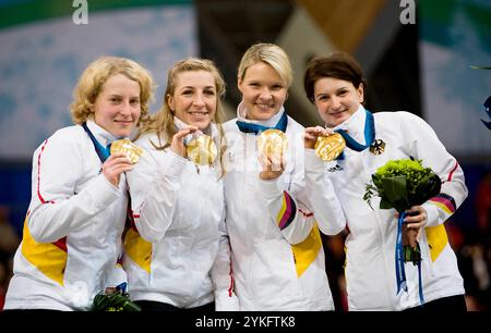 ARCHIVFOTO: Daniela ANSCHUETZ THOMS wird am 20. November 2024 50 Jahre alt, die deutsche Mannschaft mit von links Katrin MATTSCHERODT, Anni FRIESINGER-POSTMA, Stephanie BECKERT und Daniela ANSCHUETZ-THOMS, 1. Platz, Olympiasiegerin, Goldmedaillengewinner, Siegerin, Eiskunstlauf-Team-Wettbewerb für Frauen, Ladies Team Pursuit, am 27. Februar 2010, XXI, am 28. Februar 2010, Kanada, am 12. Februar 2010, XXI. ? Sven Simon#Prinzess-Luise-Straße 41#45479 Mühlheim / R uhr #Tel. 0208/9413250#Fax. 0208/9413260#Kto. 4030 025 100 GLSB-Bankleitzahl 430 609 67# www.SvenSimon.net. Stockfoto