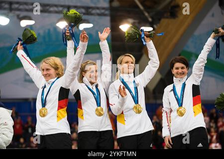 ARCHIVFOTO: Daniela ANSCHUETZ THOMS wird am 20. November 2024 50 Jahre alt, die deutsche Mannschaft mit von links Katrin MATTSCHERODT, Anni FRIESINGER-POSTMA, Stephanie BECKERT und Daniela ANSCHUETZ-THOMS, 1. Platz, Olympiasiegerin, Goldmedaillengewinner, Siegerin, Eiskunstlauf-Team-Wettbewerb für Frauen, Ladies Team Pursuit, am 27. Februar 2010, XXI, am 28. Februar 2010, Kanada, am 12. Februar 2010, XXI. ? Sven Simon#Prinzess-Luise-Straße 41#45479 Mühlheim / R uhr #Tel. 0208/9413250#Fax. 0208/9413260#Kto. 4030 025 100 GLSB-Bankleitzahl 430 609 67# www.SvenSimon.net. Stockfoto