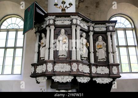 Peterskirche, Siuntio, Finnland. Die Creutz-Kanzel, die 1683 von Baron Ernst Johan Creutz gestiftet wurde, wurde von Henrik Mattsson Leino und Matts Reiman hergestellt. Stockfoto