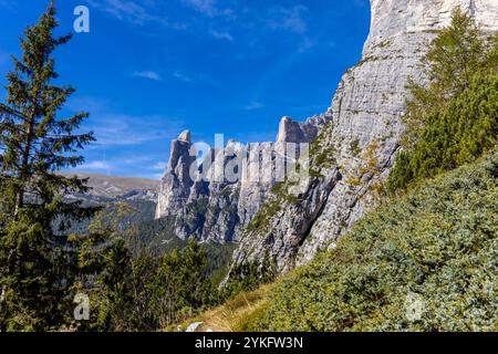 Monte Civetta in den Dolomiten ist ein prominenter Berg, der für seine vertikalen Felswände und seine alpine Schönheit bekannt ist. Malerische Landschaft der Dolomiten Stockfoto