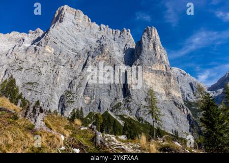 Monte Civetta in den Dolomiten ist ein prominenter Berg, der für seine vertikalen Felswände und seine alpine Schönheit bekannt ist. Malerische Landschaft der Dolomiten Stockfoto