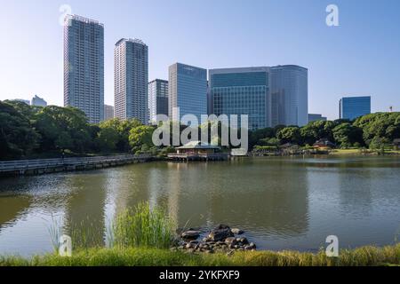 Blick auf den See in den Hama Rikyu Gardens, einem traditionellen japanischen Garten und beliebtem Touristenziel am 17. Juni 2023 in Tokio, Japan Stockfoto